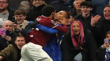 فوضى عارمة.. اشتباكات عنيفة تحول مباراة تشيلسي ووست هام إلى حلبة مصارعة بالبريميرليغ